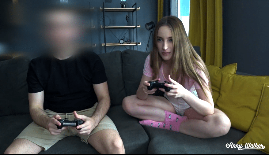 หนังโป้ฝรั่ง A Game Of Console With A Stepsister - Anny Walker