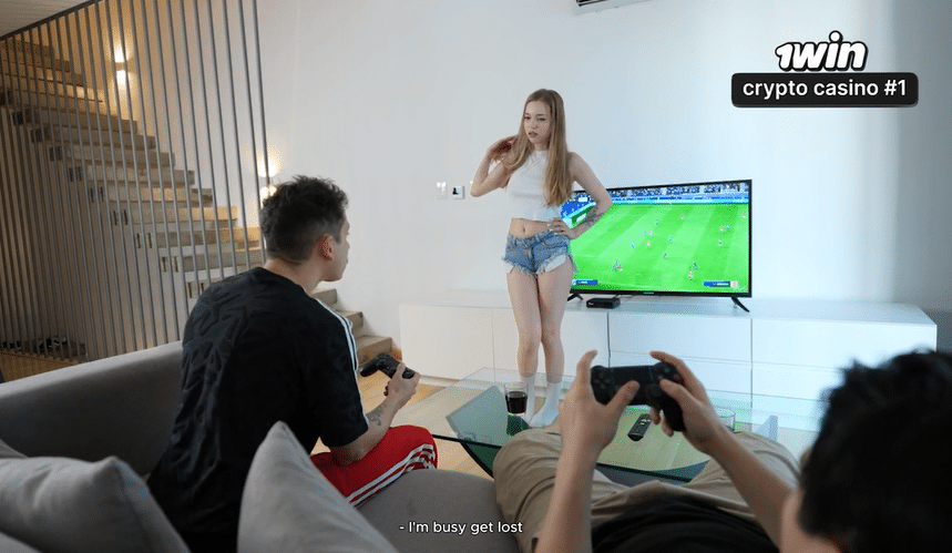 หนังโป้ฝรั่ง แฟนเล่นเกมไม่สนใจ A Cuckold Husband Lost His Wife To FIFA To His Best Friend! – Jenny Kitty