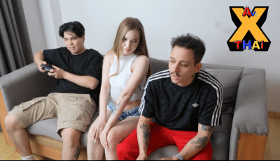 หนังโป้ฝรั่ง แฟนเล่นเกมไม่สนใจ A Cuckold Husband Lost His Wife To FIFA To His Best Friend! – Jenny Kitty